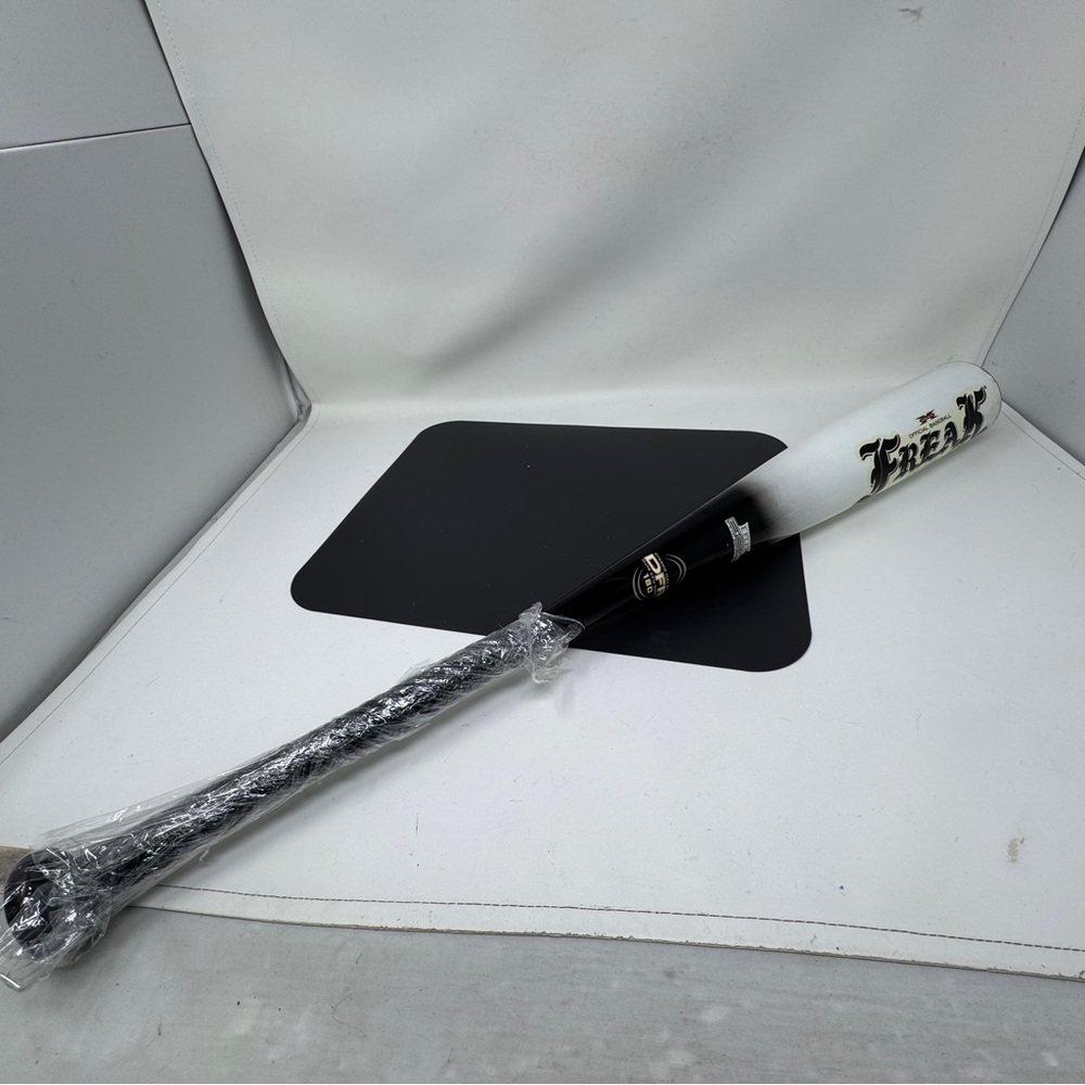 Miken Freak MBFCP115 -11.5, 28 In 16.5 oz 2-3/4" Barrel Baseball Bat